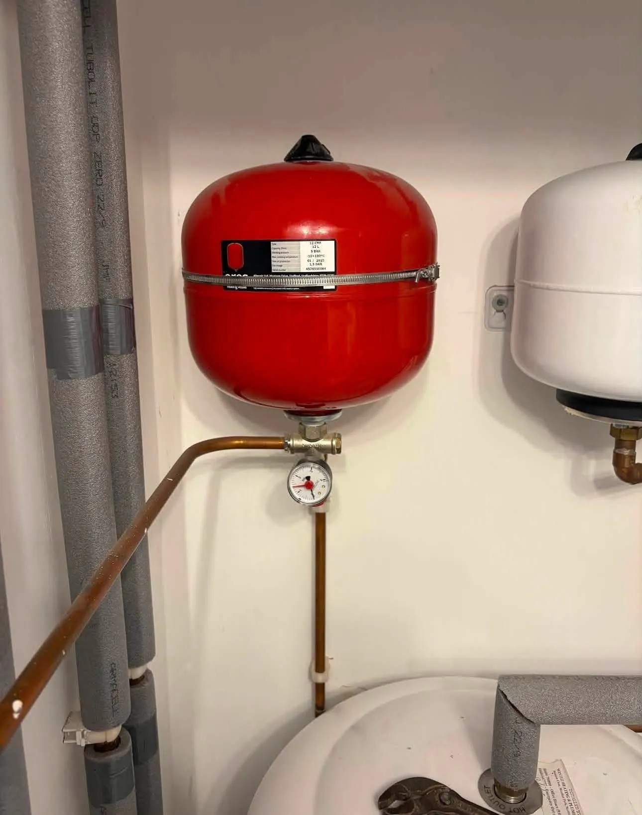 Expansion vessel and pressure gauge serviced on a hot water system